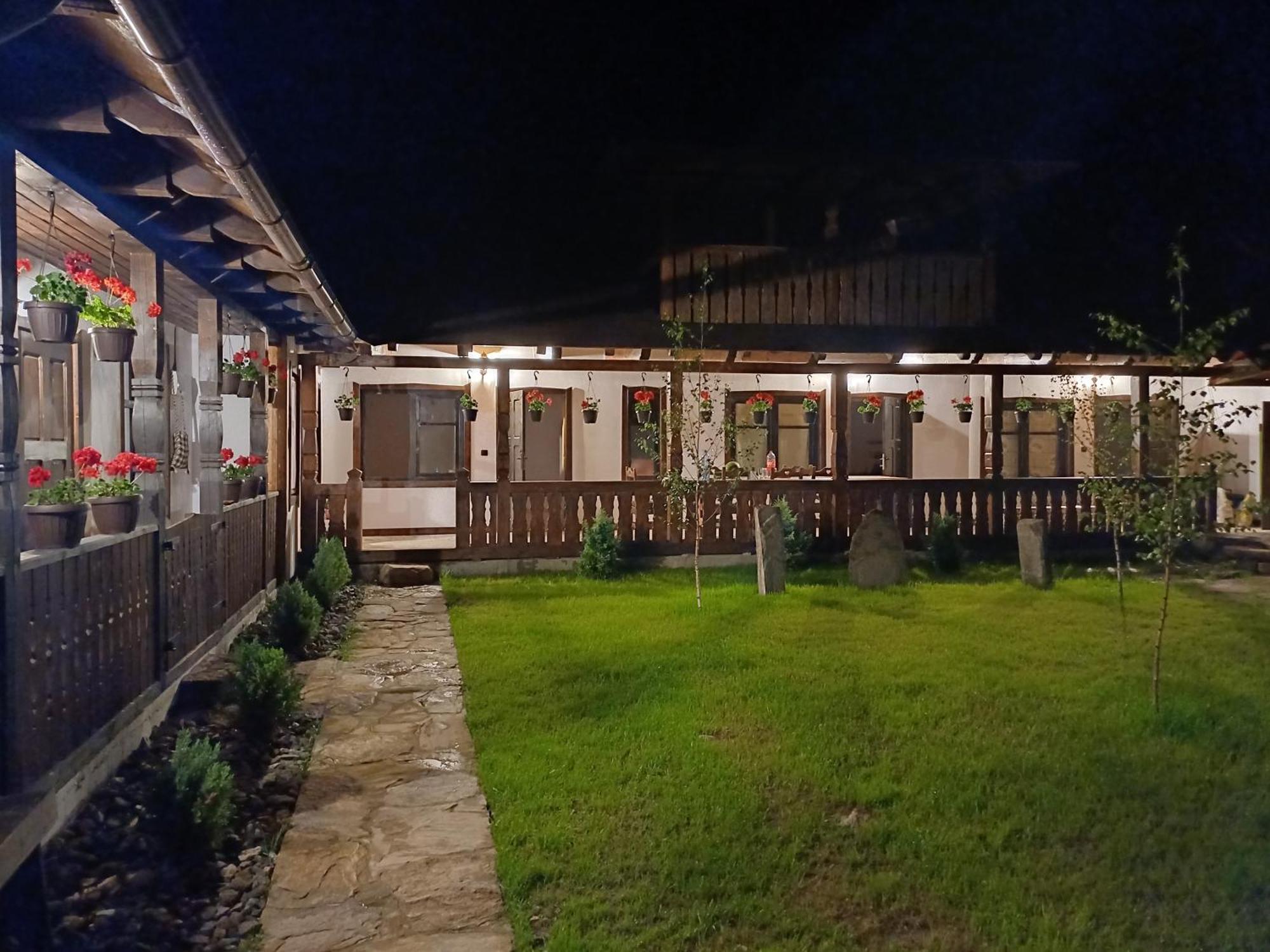 Casuta Din Valea Regilor Gradistea de Munte Exterior foto